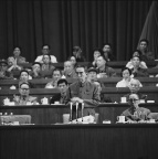 周恩来抱病参加第四届全国人民代表大会，在第一次会议上作他的最后一次《政府工作报告》，北京 Zhou Enlai, in his serious illness, delivers his last Report on the Work of the Government at the 4th National People's Congress, Beijing